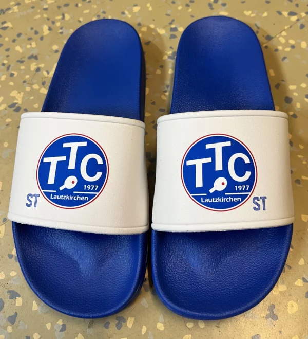 Badelatschen blau mit Vereinslogo TTC und Initialen